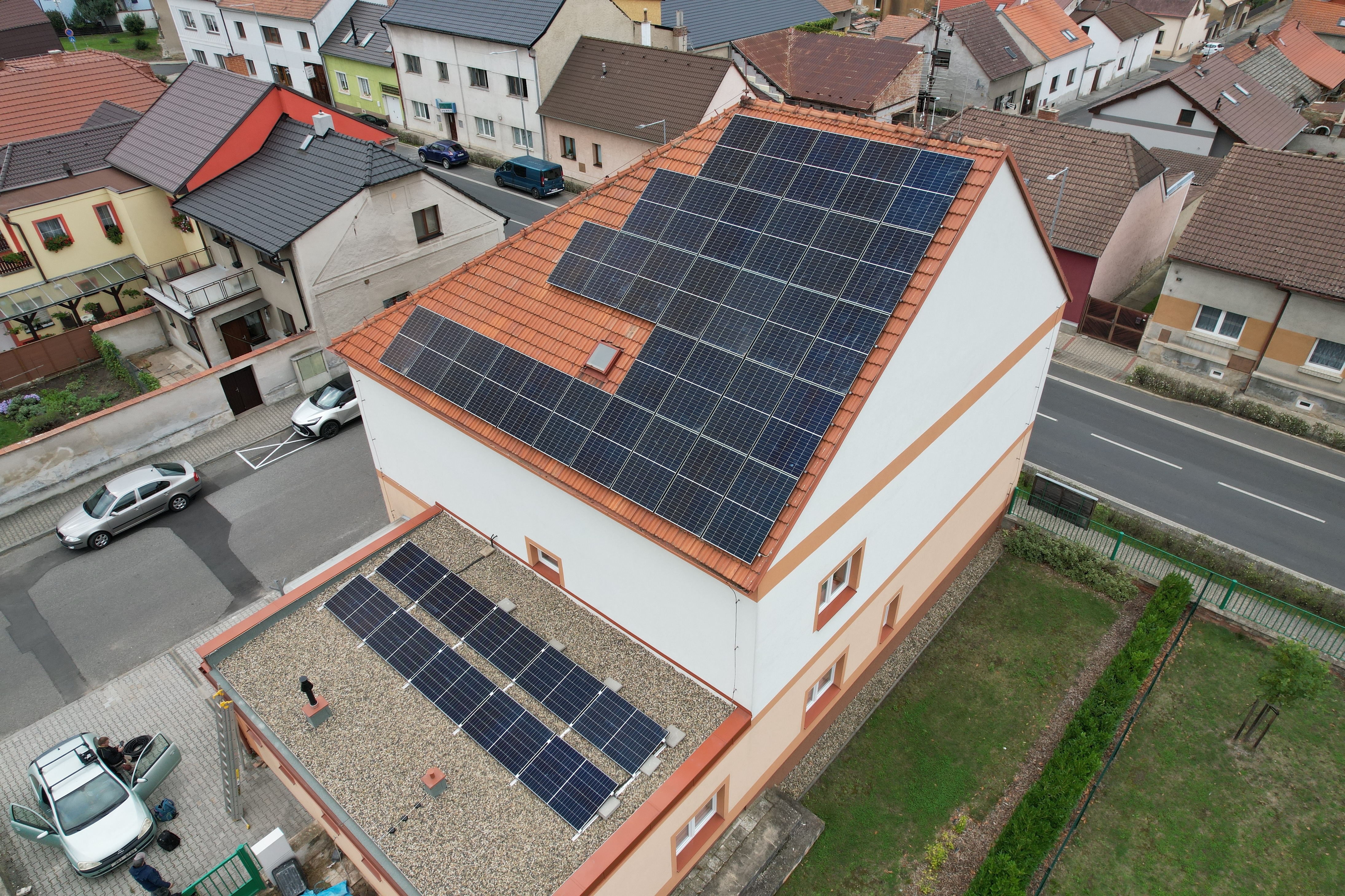 Fotovoltaické panely na střeše domu ve Středočeském kraji