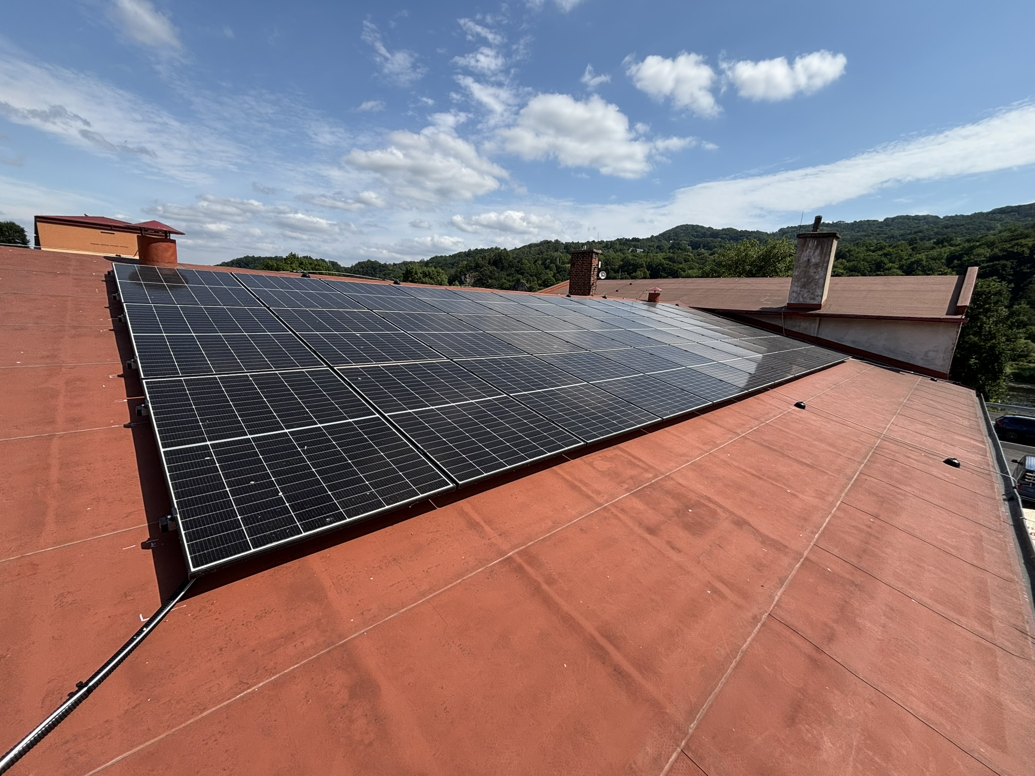Fotovoltaické panely na střeše domu ve Středočeském kraji
